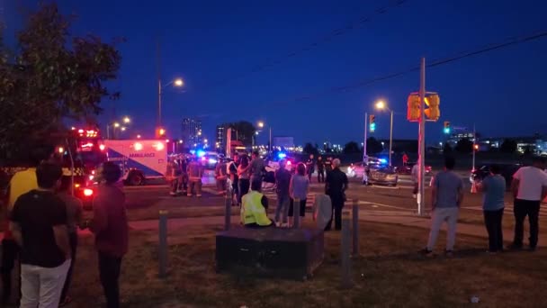 Curious People Car Accident Scene Streets Toronto Canada Night — Stock videók