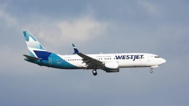 Westjet Boeing 737 Max Dramatic Background Clouds Handheld Tracking — стоковое видео
