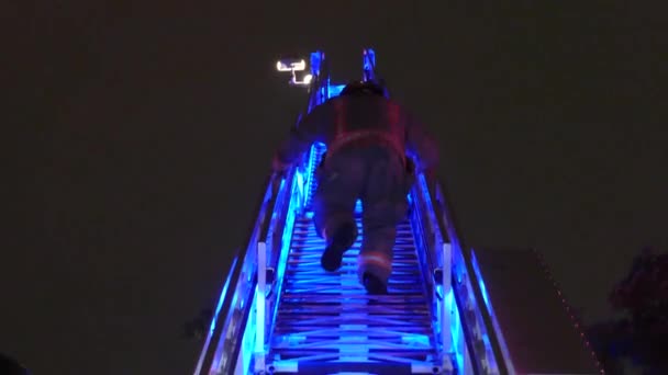 Firefighter Climbing Tilting Ladder Illuminated Blue Emergency Attendance — Αρχείο Βίντεο