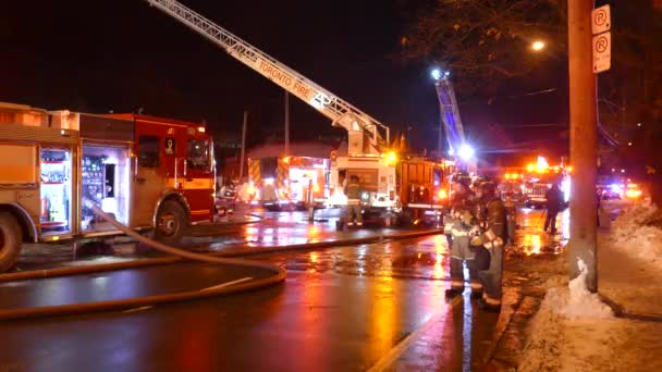 Firefighters Trucks Fighting Fire Residential Building Night — Stockvideo