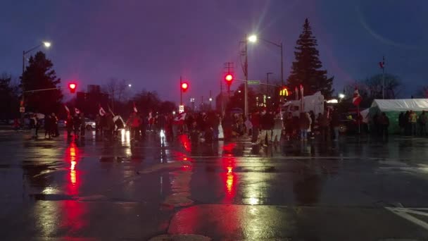 Kanadyjscy Protestujący Flagami Protestujący Przeciwko Protestowaniu Przeciwko Szczepieniom Windsorze — Wideo stockowe