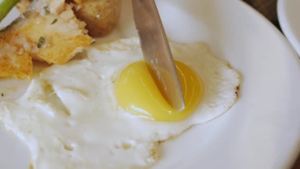 Using Knife Cut Break Fresh Fried Egg Plate Healthy Breakfast — Stock video