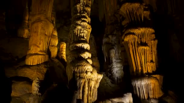 Tilt Shot Cave Stalagmites Stalactites Luray Cavern Mountain Shenandoah Valley — Stockvideo