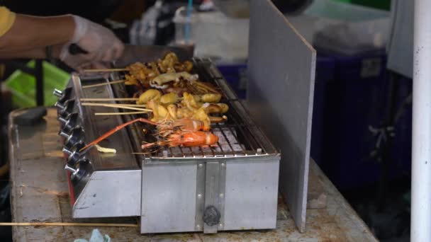 Person Barbecuing Seafood Skewers Market Bangkok Local Food Stall — Vídeos de Stock