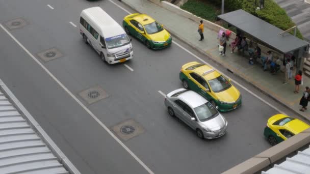 Aerial View Street Bus Stop Some Taxi Waiting Passenger Day — стокове відео