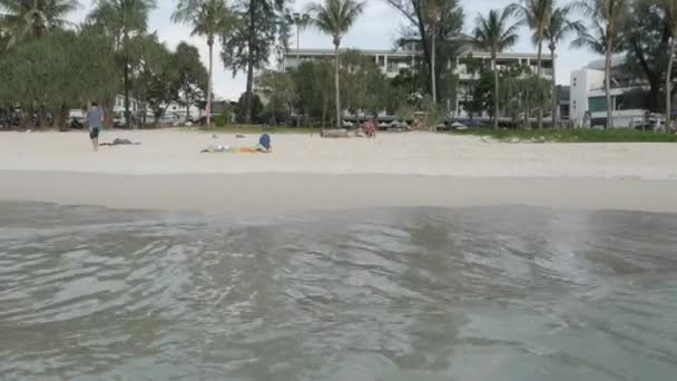 Παραλία Patong Πολλούς Ανθρώπους Χαλαρώνουν Στην Παραλία Ενώ Στο Covid19 — Αρχείο Βίντεο