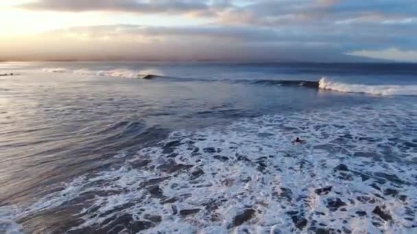 两名冲浪者划着桨出去 在毛依岛上跳着大浪 — 图库视频影像