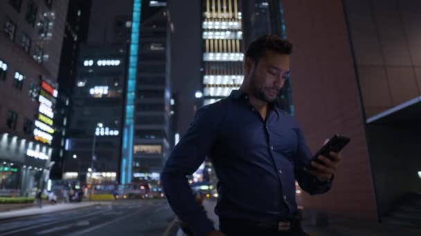 Caucasian Businessman Working Using Mobile Phone Chat Colleagues Team Night — 图库视频影像