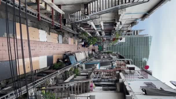 Vertical Video Long Alley Bangkok City Communication Cables Overhead — Vídeo de Stock