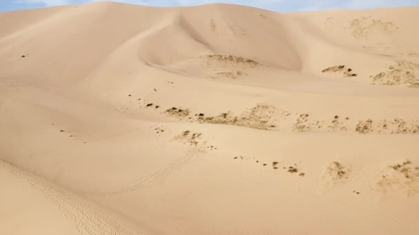 Aerial Dolly Sand Dune Blue Sky Gobi Desert Sunny Daytime — Stock video