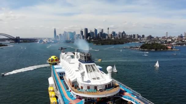 Aerial Shot Cruise Ship Sydney Harbor City Skyline — Vídeo de Stock