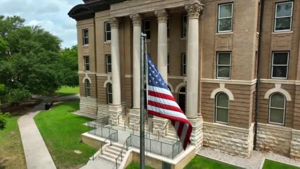Old Brick Courthouse Building Usa Flag San Marcos Texas Rising — Stockvideo