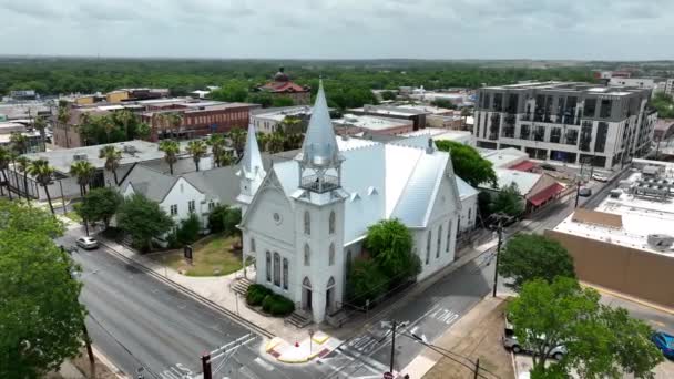 Aerial Establishing Shot Christian Church Building Steeple Southern Usa Aerial — Vídeo de stock