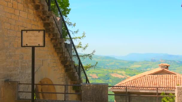 Pan Shot Beautiful Hilly Terrain Surrounded Historic Architecture San Marino — Vídeo de stock
