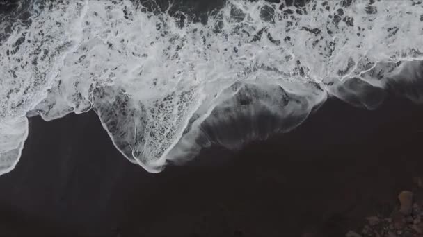 Aerial View Volcanic Beach Cove Seashore Black Sand Beautiful Contrast — Videoclip de stoc