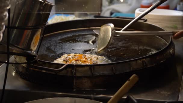 Someone Cooking Oyster Omelette Spatula Close Shot — Stockvideo