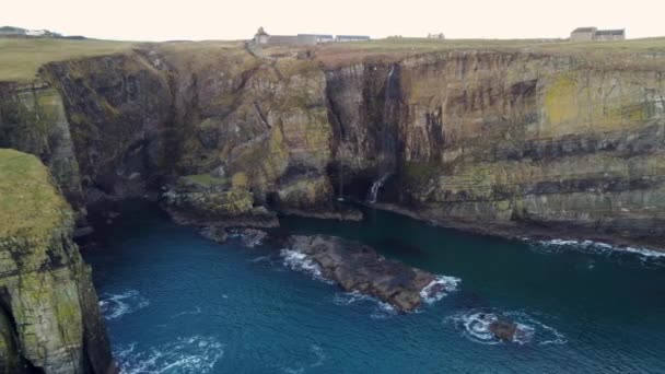 Drone Shot Panning Cross Cliffs Waterfall Whaligoe Scotland — Vídeos de Stock
