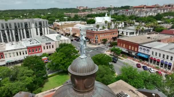 Aerial Orbit Lady Justice Statue Atop Hays County Courthouse San — Stok video