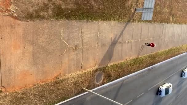 Vertical Wide Shot Man Running Pavement Next Big Road Brasilia — Vídeos de Stock