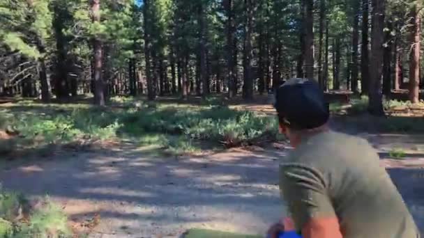 Caucasian Man Tees Woods Blue Frisbee Disk Golf Course — Vídeo de Stock