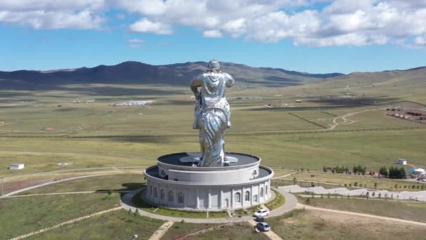 Slow Aerial Orbiting Genghis Khan Equestrian Statue Sunny Daytime Mongolia — Video Stock