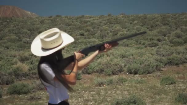 Pretty Caucasian Girl Skeet Shooting Desert Fires Pump Action Shotgun — Vídeos de Stock