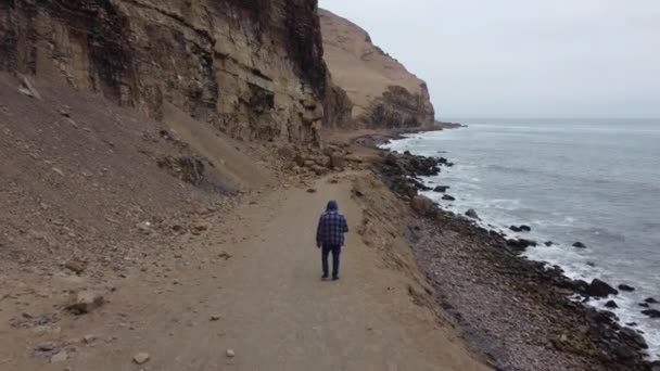 Drone Video Person Walking Path Next Cliff Rocky Ocean Shore — Vídeo de stock