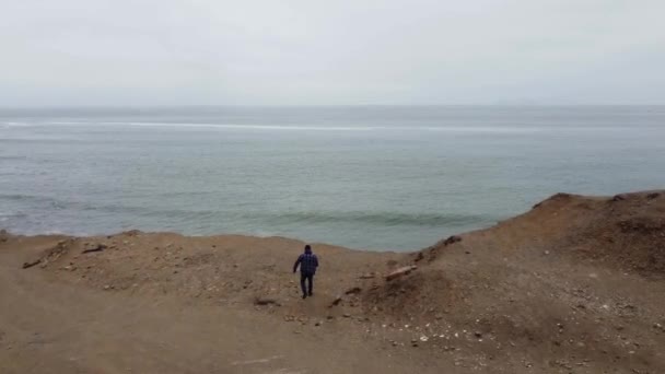 Person Running Cliff Edge Ocean Coast Peruvian Flag Can Seen — Vídeo de Stock