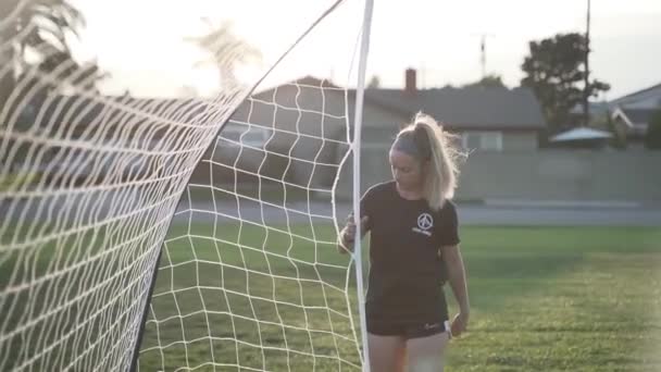 Γυναίκα Ποδοσφαιριστής Που Θέτει Στόχο Ένα Πάρκο — Αρχείο Βίντεο