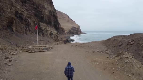 Drone Video Flying Person Walking Path Next Cliff Side Ocean — Stockvideo