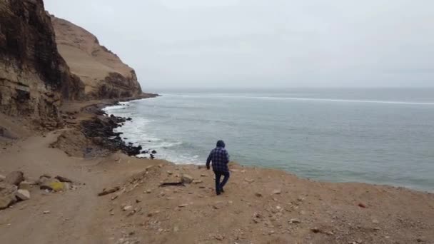 Drone Video Person Running Edge Cliff Ocean Rocky Shore Drone — Vídeo de Stock