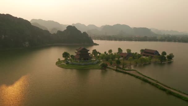แผนม มกว างวงกลมทางอากาศของว Ninh Binh แสงแดดสะท อนในทะเลสาบเว ยดนาม — วีดีโอสต็อก