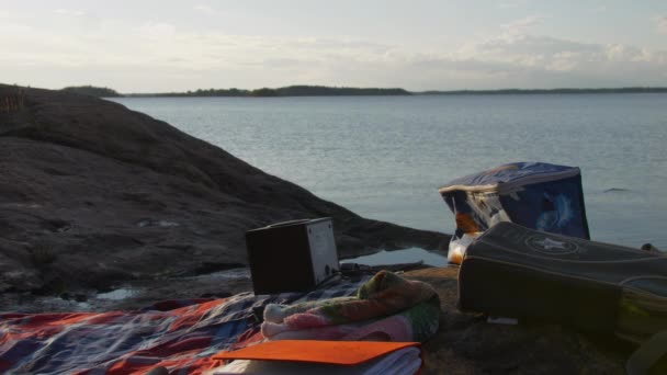 Vacation Mode Alone Time Concept Picnic Blanket Items Cliff Ocean — Stock Video