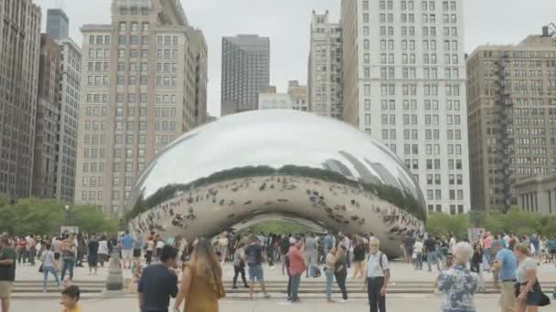 People Front Bean Cloud Gate Chicago Landmark Millennium Park Downtown — стоковое видео