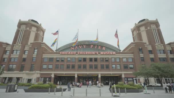 Chicago Children Museum Front Navy Pier Building People Lgbtq Rainbow — Vídeo de stock