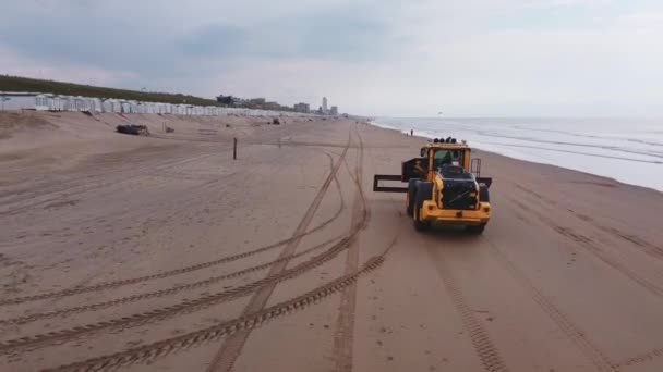 Drone Shot Excavator Riding North Sea Beach — Αρχείο Βίντεο