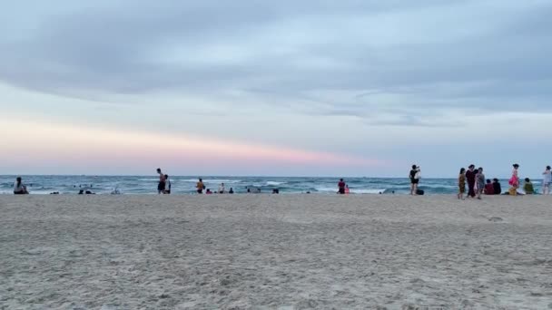 Beachgoers Having Fun Khe Beach Nang Sunset — Stock Video