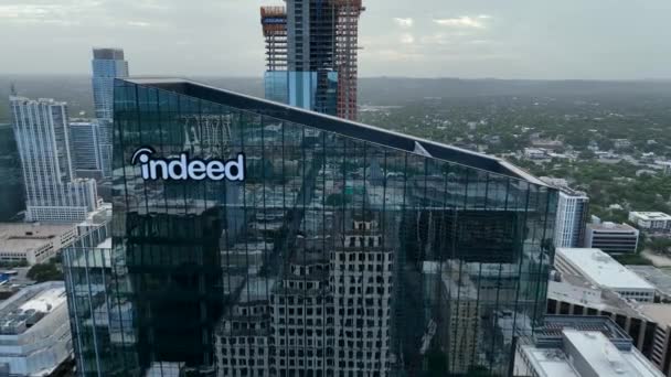 プルバックはテキサス州オースティンの本社ビルの空中撮影を明らかにした 求人本部のための実際の雇用ウェブサイト 都市産業とオンラインビジネスのテーマ — ストック動画
