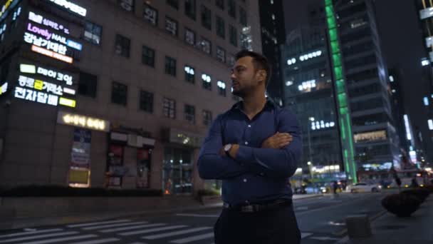 Businessperson Standing Arms Crossed Night Street Turning Head Right Left — Stockvideo