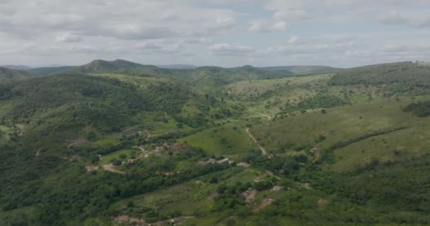 Aerial Flying Forward Farmhouses Green Valley Brazil — Vídeo de Stock