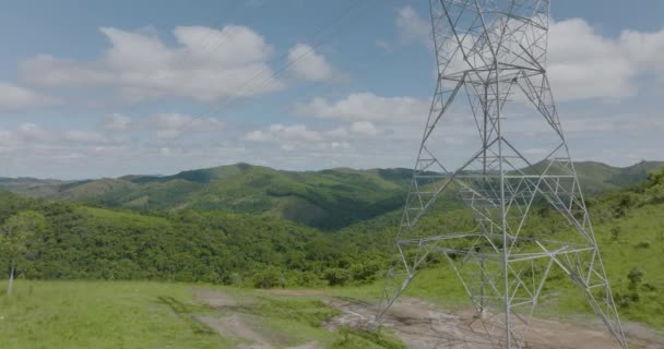Close Aerial Rising High Voltage Tower Countryside Sunny Day — Stok video