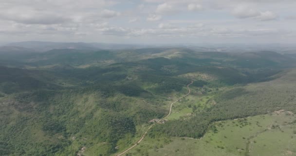 Lush Landscape Deserted Road Green Valley Aerial Flying Backwards — Αρχείο Βίντεο