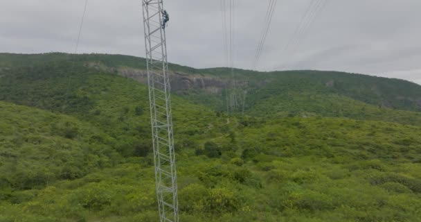 Aerial Approaching Worker Descending Metal Structure High Voltage Tower — Vídeos de Stock