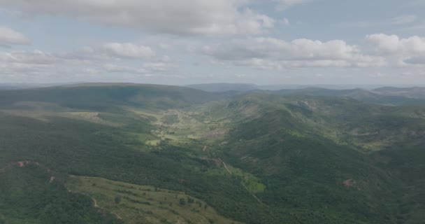 Aerial Flying Forward Descending Green Valley Deserted Road — Vídeo de Stock