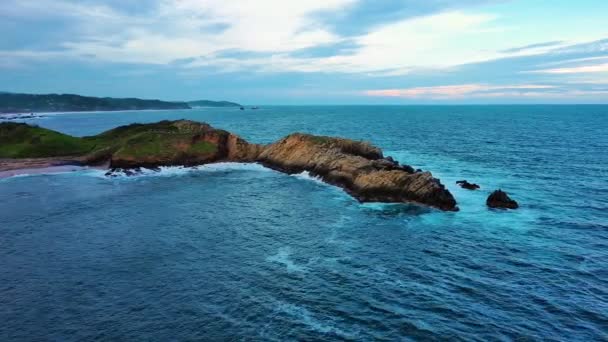 Idyllic Peninsula Aerial Drone Mazunte Punta Cometa Shore Beach Blue — Αρχείο Βίντεο