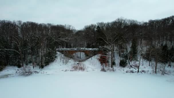 Side View Aerial Footage Parapet Bridge Mill Creek Winter Season — Stock videók