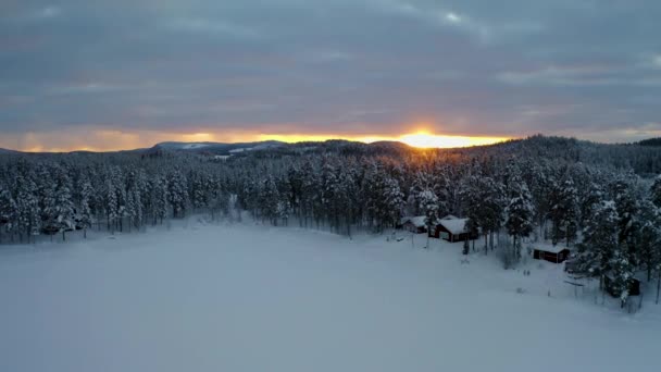 Aerial View Idyllic Remote Rural Cabin Surrounded Snow Covered Woodland — Stok video