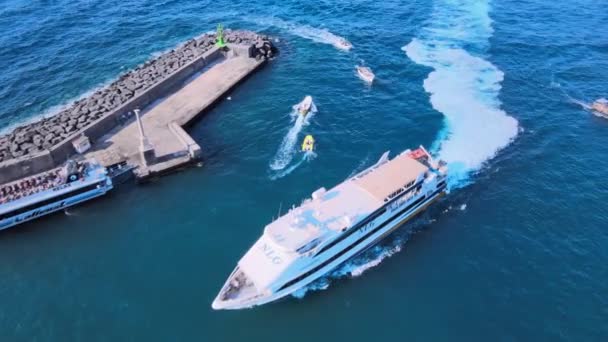 Aerial Top Shot Huge Yacht Entering Port Capri Italy Lots — Stockvideo