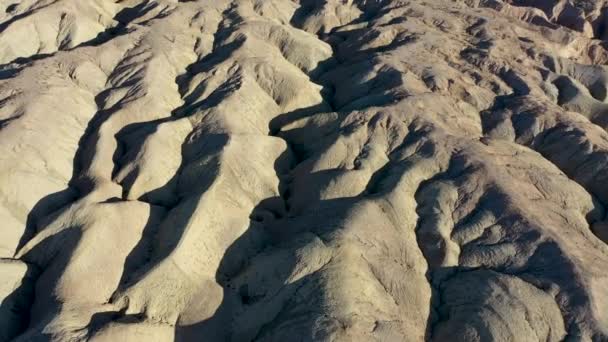Luftaufnahme Einer Hügeligen Ausgetrockneten Schlammlandschaft Während Der Hitze Kalifornien Usa — Stockvideo