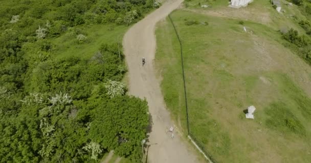 Motocicleta Que Emerge Del Bosque Conduce Por Sendero Todoterreno Kojori — Vídeos de Stock